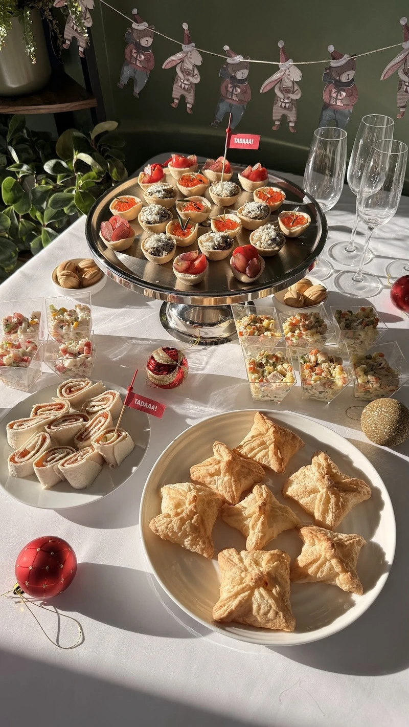Canapés & Mini Salad Cups Selection for 5–7 Guests