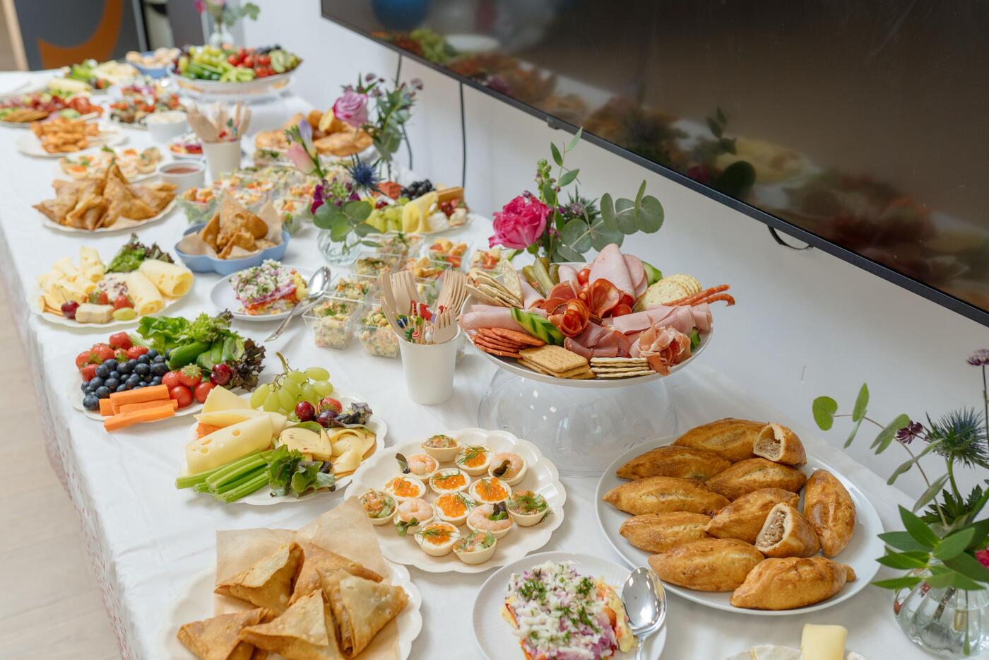 Vibrant Table and Bright Colours for 30 Guests