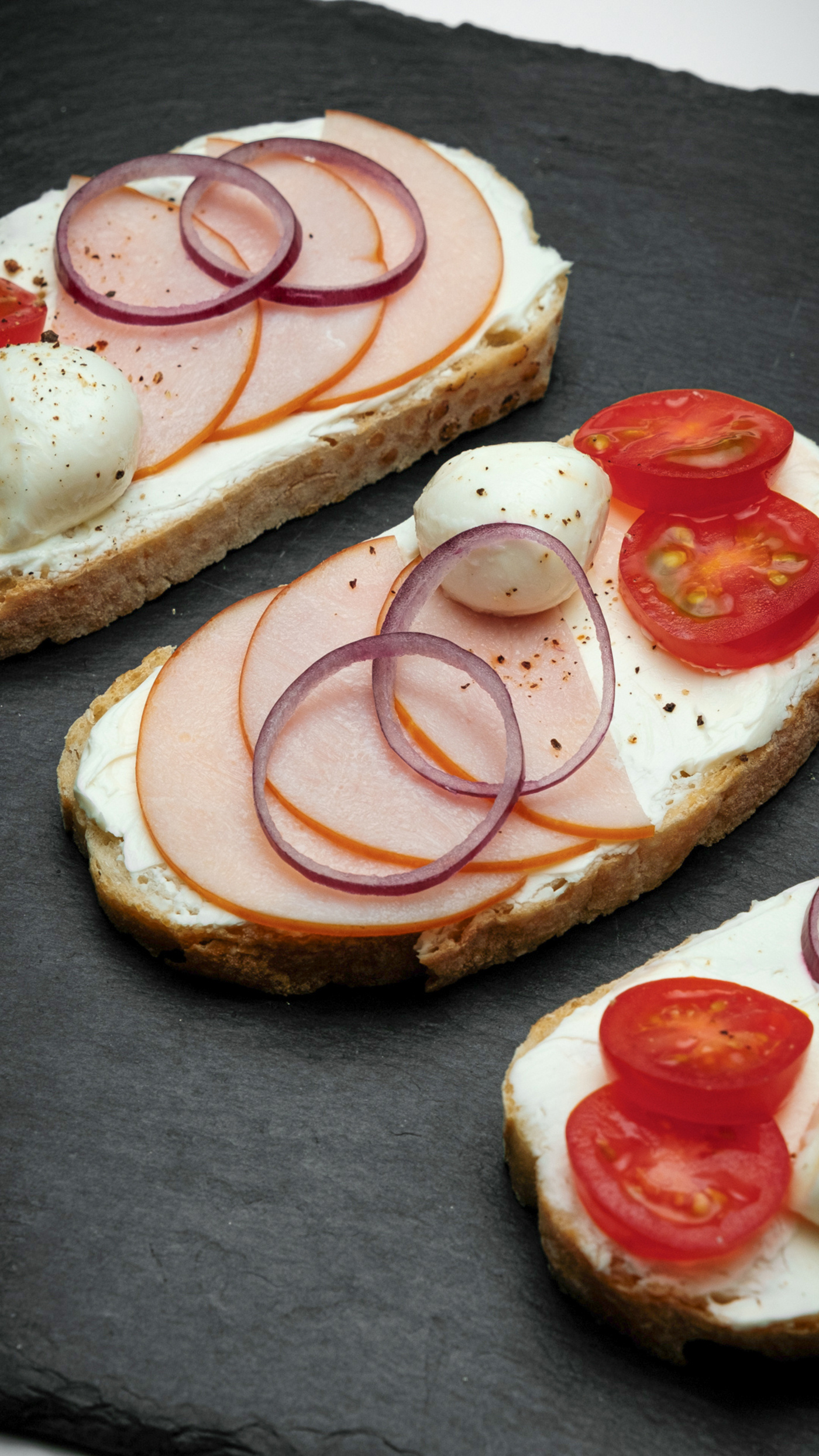 Smoked Chicken with Tomato and Mozzarella Mini Bruschetta 