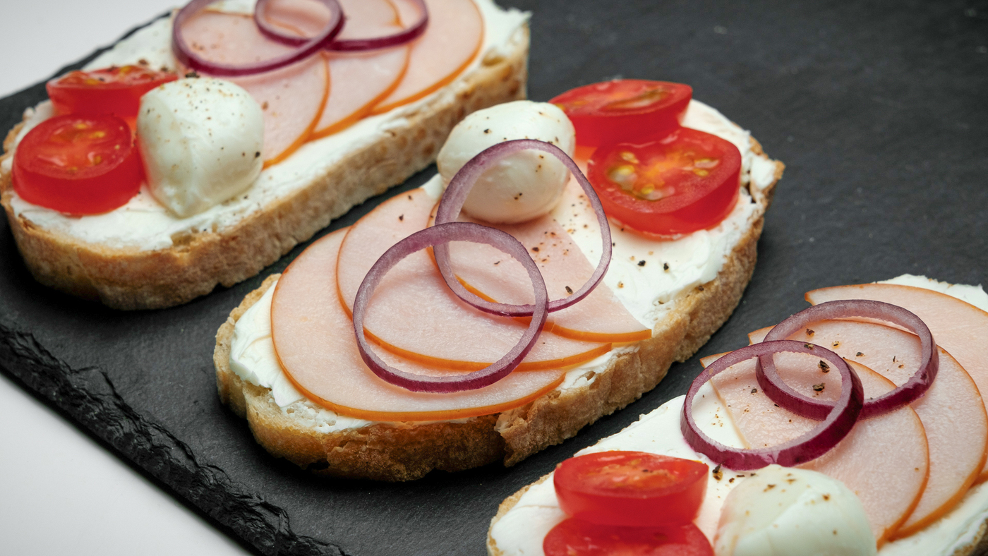 Smoked Chicken with Tomato and Mozzarella Mini Bruschetta 
