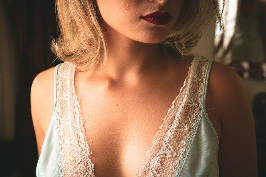Remove décolleté wrinkles