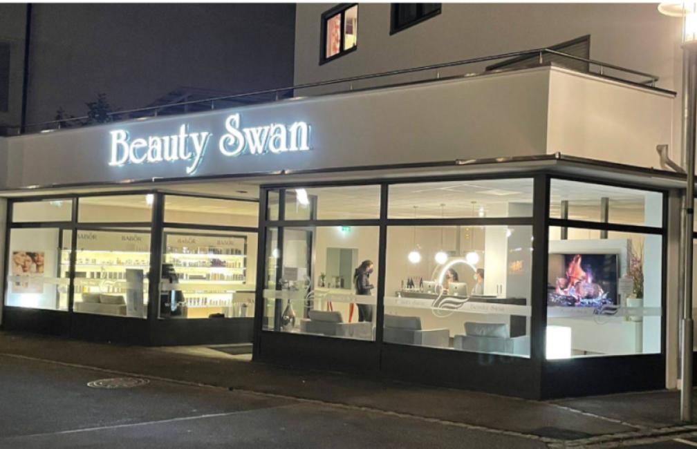 BEAUTY SWAN