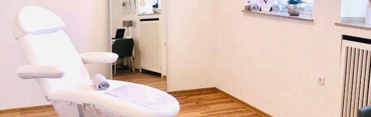 Injektionsbehandlung gegen Falten in Düsseldorf bei Julia Hartl Ästhetik Praxis