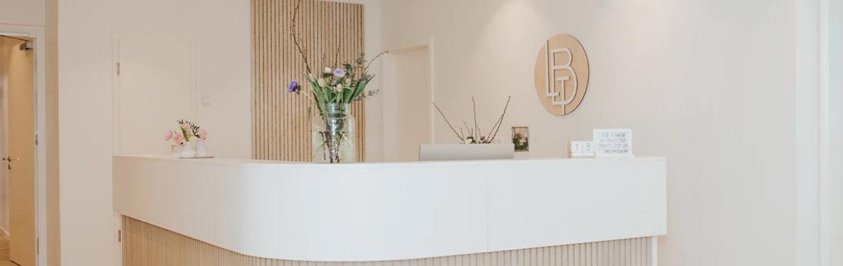 Injektionsbehandlung gegen Falten in Neu Wulmstorf bei LEONIE BLUHM & TATJANA BOBYLEV Dermatologie im Apfelgarten