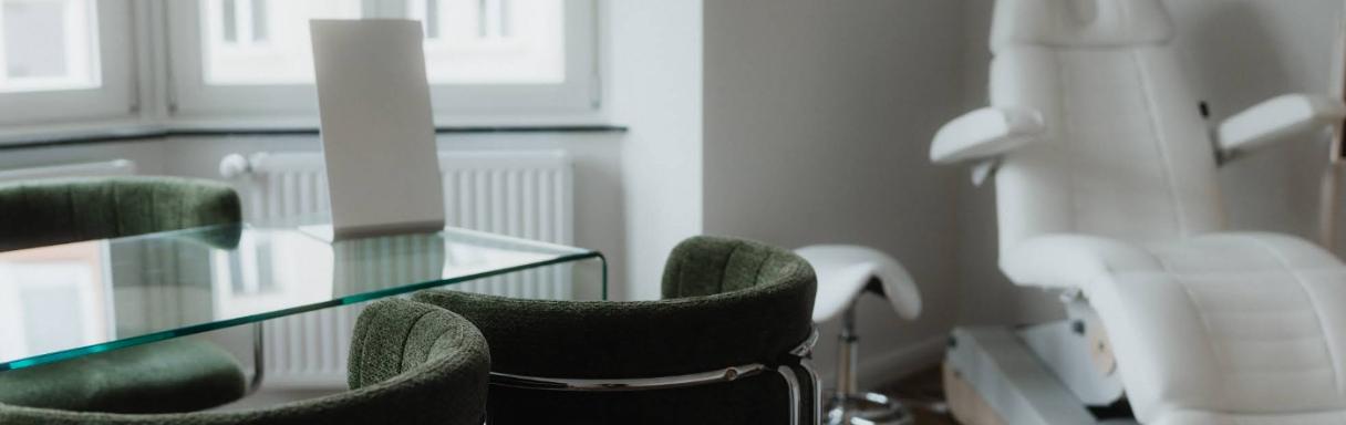 Injektionsbehandlung gegen Falten in Keulen bei Praxis dr.rosi® | Plastisch-ästhetische Chirurgie