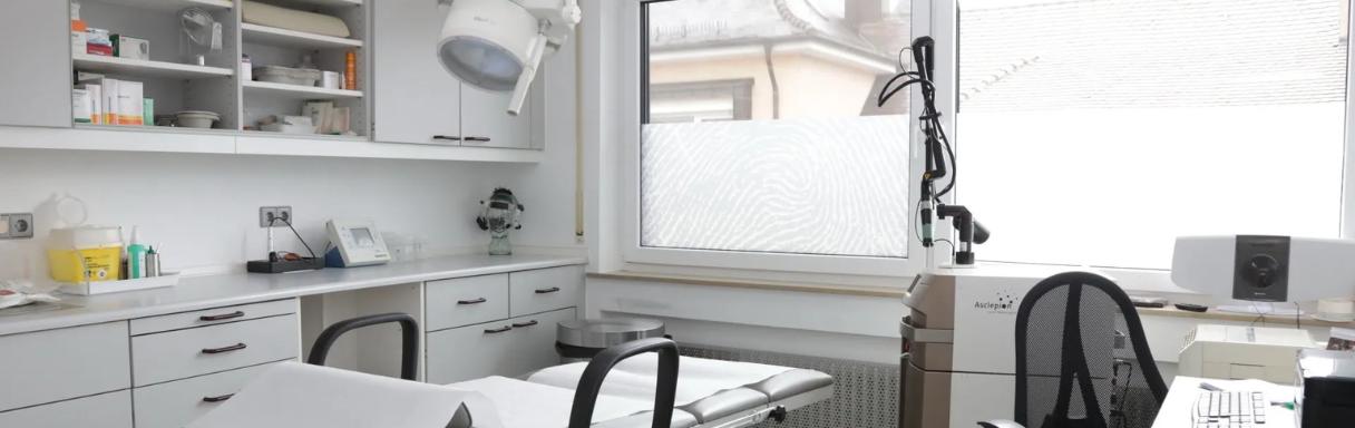 Injektionsbehandlung gegen Falten in Bruchsal bei HAUTARZT Dr. med. Brennecke