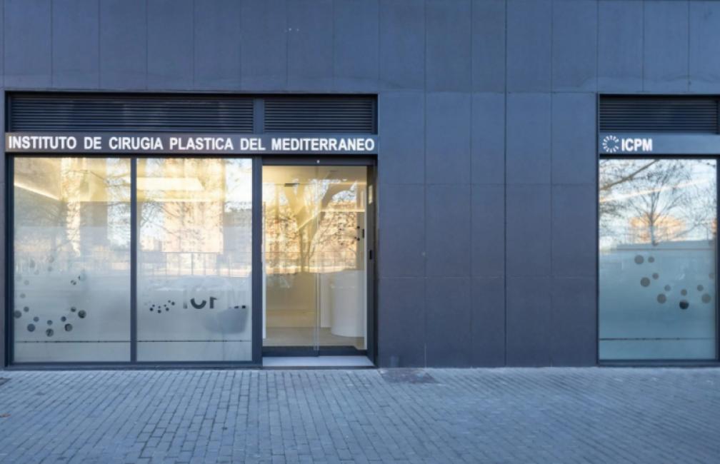 Dres. Elena García Vilariño y Enrique Salmerón González - Cirujanos plásticos