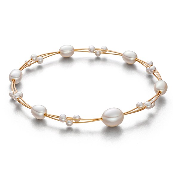 Armreif aus Edelstahl vergoldet mit 24 Süßwasser-Zuchtperlen.