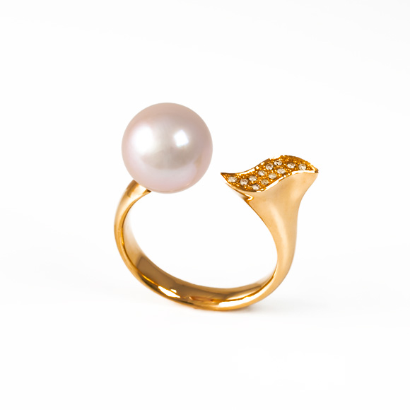 Ring 750/000 Roségold mit Südsee-Zuchtperle und Brillanten.