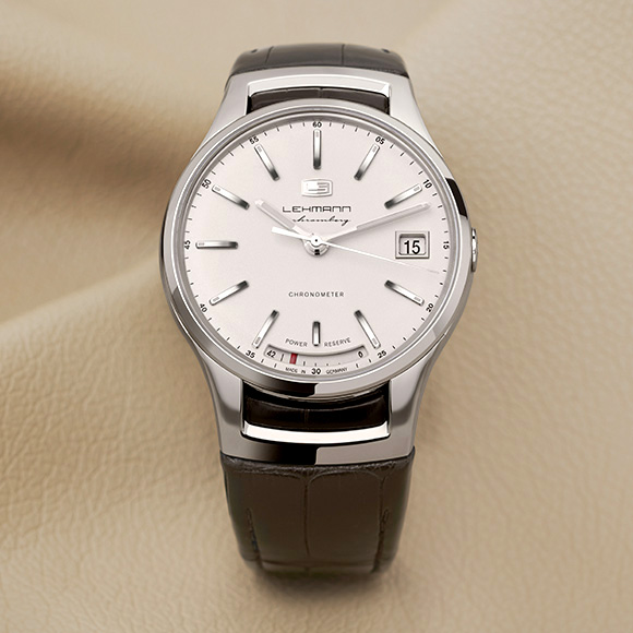 Lehmann Intemporal Fensterdatum mit Gangreserve und versenkter Krone.