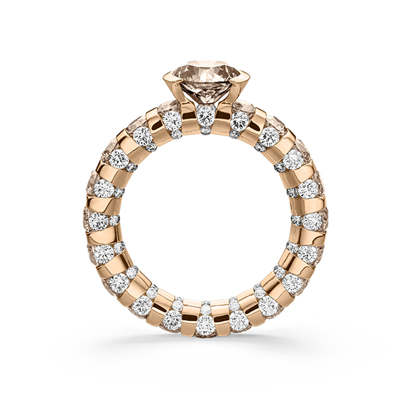 Paradoxal mit großem Solitär.