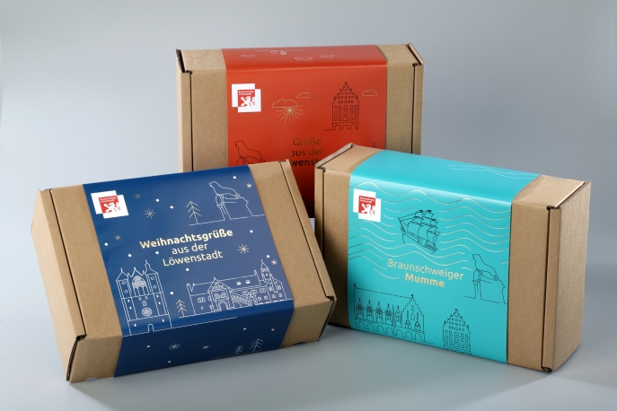 Geschenkidee für Weihnachten: In der Touristinfo gibt es praktische Geschenkboxen mit Braunschweig Souvenirs.