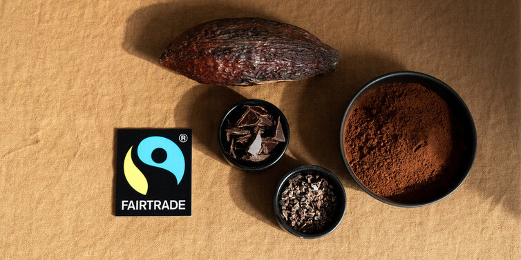 Kakaoschote, Schokolade, Kakaonibs und Kakaopulverneben dem Fairtrade-Siegel