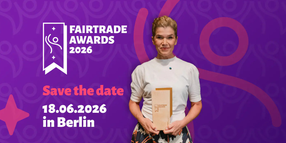 Anke Engelke posiert mit dem Fairtrade Award, daneben die Info: Fairtrade Awards 2026. Save the date. 18.06.2026 in Berlin"