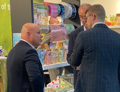 Aussteller der Prosweets Cologne 2026 zeigen Monofolien und faserbasierte Materialien, die auch mit bestehenden, nachrüstbaren Anlagen verarbeitet werden können, Bild: LMV-online.de / Susanne Woggon