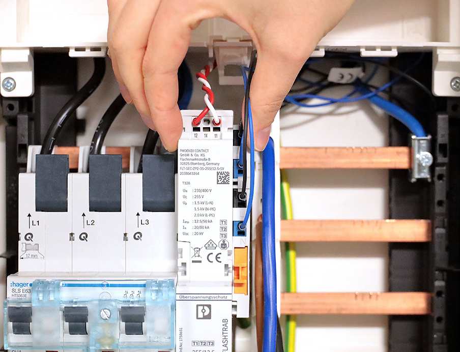 Überspannungsschutz: Kombiableiter schützt Zählerplätze durch integrierten Spannungsabgriff, Bild: Phoenix Contact