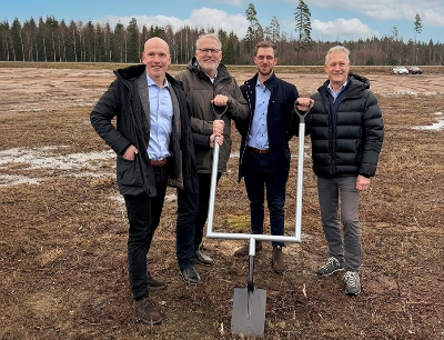 Spatenstich in Värnamo (von links): Bengt Rimark, Torbjörn Egerhag, Simon Vestlund und Dan Hagström freuen sich auf das neue Kompetenzzentrum in Bredasten, Bild: K. D. Feddersen