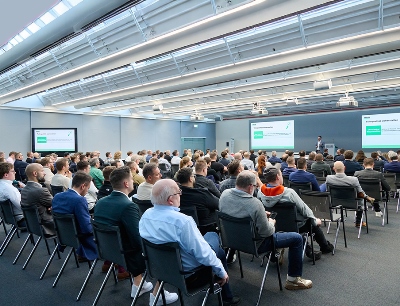 Die Expertenvorträge im Rahmen des Smart Factory Day und des „ALS“-Anwendertreffens boten spannende Einblicke in die digitale Arburg-Welt: Lukas Krüger, Technischer Vertrieb, erläuterte, wie die digitalen Assistenten der Arburg-Steuerung die Effizienz in Unternehmen steigern können, Bild: Arburg