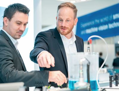 Unter dem Motto schneller, effizienter, nachhaltiger zeigt Baumer auf der SPS, wie smarte Sensorlösungen die Automatisierung beschleunigen und den Weg zu maximaler Effizienz ebnen. Bild: Baumer