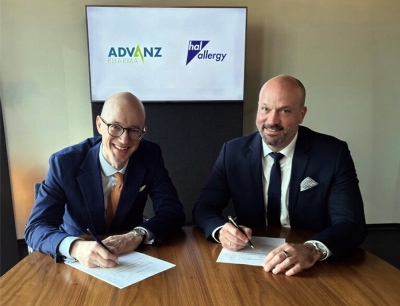 Dr. Dr. Philip Boehme (li.), CEO von Hal Allergy, und Dr. Piero Sciotto (re.), Vice President DACH & Managing Director von Advanz Pharma, unterzeichnen mehrjährige strategische Vertriebspartnerschaft, Bild: Hal Allergy