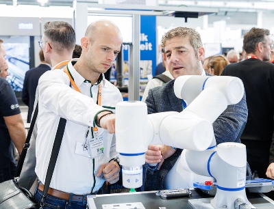 Reger Austausch zwischen Ausstellern und Besuchern auf der All About Automation 2026 in Friedrichshafen, Bild: Easyfairs