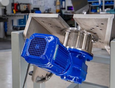 Ein Getriebemotor „KA..DRN..“ für ein Rührwerk zum Bodeneinbau. Oberhalb des Getriebes ist ein Edelstahl-Dichtflansch zur Aufnahme der Gleitringdichtung und damit Abdichtung der Rührwelle angeschlossen. Direkt über dem so genannten Dichtflansch befindet sich der Tank mit dem Rührmedium, Bild: SEW-Eurodrive