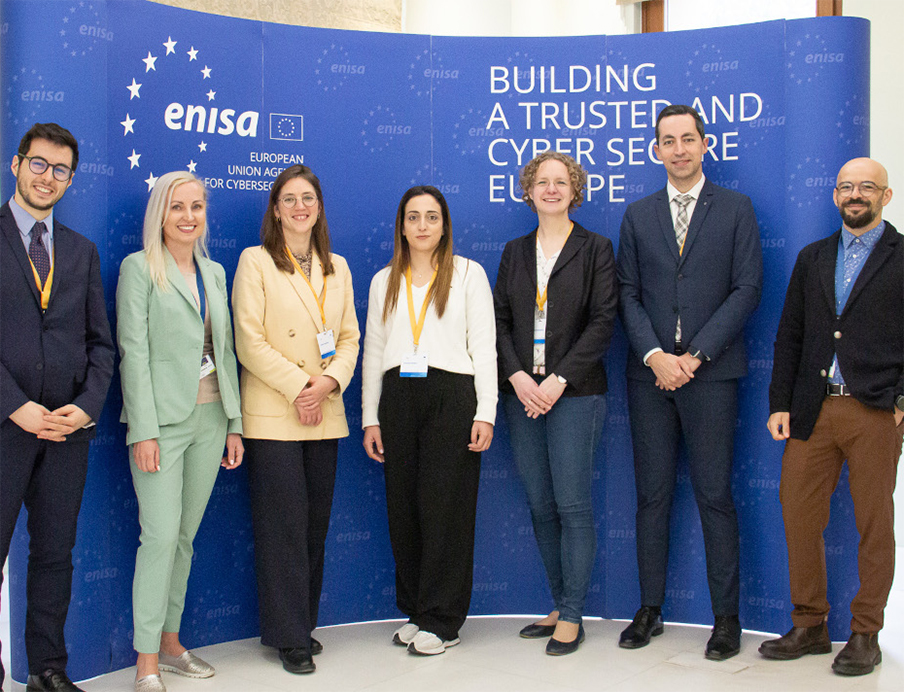 „AdCo CRA“ in Athen, v.l.n.r: Tommaso Bernabo (DG Connect), Perit Kirkmann-Raave (Enisa), Maika Fohrenbach (DG Connect), Xenia Kyriakidou (Digital Security Authority Zypern - Vice-Chair AdCo CRA), Anna Schwendicke (BSI - Chair AdCo CRA), Luis Miguel Vega Fidalgo (DG Connect), Razvan Gavrila (Enisa), Bild: Enisa