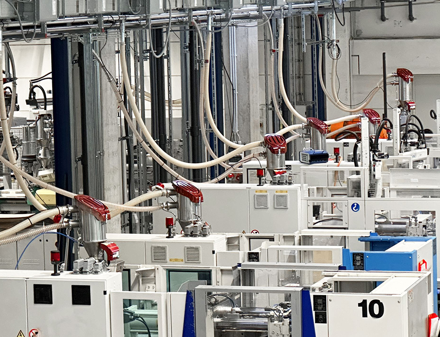 Das Granulat wird im geschlossenen System transportiert. Zudem finden Feedmax Clean Fördergeräte Einsatz. Somit wird zuverlässig eine Staubentwicklungen verhindert, Bild: Wittmann