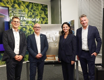 Anlässlich des 40-jährigen Bestehens von Arburg Frankreich überreichten die geschäftsführende Gesellschafterin Juliane Hehl (2.v.r), Tobias Baur (r.), Geschäftsführer Vertrieb und After Sales, und Steffen Eppler, Bereichsleiter Vertrieb Europa, die Jubiläumsplastik an Pascal Laborde, Geschäftsführer von Arburg SAS, Bild: Arburg