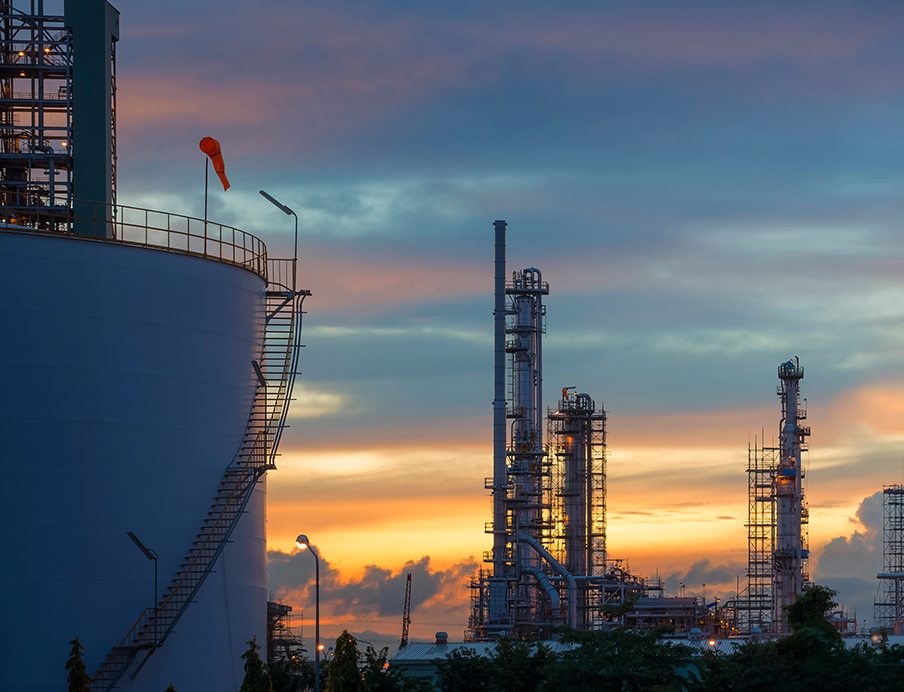 Vier Entwicklungen prägen 2026 die Wettbewerbsfähigkeit der Chemieindustrie: Transparenz bei M&A-Prozessen, regulatorische Umbrüche durch PFAS- und Mikroplastik-Vorgaben, industrielle Anwendungen von Zirkularität und CO₂-Nutzung sowie die gezielte Digitalisierung von Prozessen und Projekten, Bild: Adobe Stocks / chalermchai k