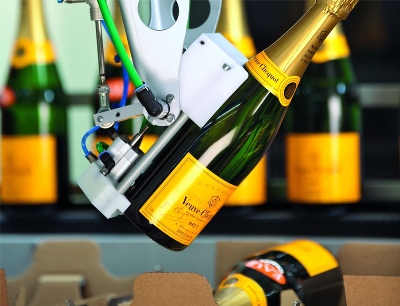 Roboter handeln wertvolle Champagner-Flaschen, ohne die Etiketten zu berühren, Bild: Gerhard Schubert