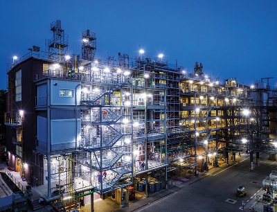 Testanlage von BASF zur Methanpyrolyse am Standort Ludwigshafen mit neuartigem Reaktor. Darin kommt zum ersten Mal eine spezielle Technologie zum Einsatz, bei der Methan besonders effizient gespalten wird. Daher sind der Wirkungsgrad und die Prozesseffizienz sehr hoch. Um die Technologie weiter zu skalieren und als wettbewerbsfähige Alternative für die Wasserstoffherstellung anzubieten, planen BASF und Exxon Mobil den Bau und Betrieb einer Demonstrationsanlage, Bild: BASF