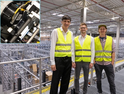 Hier arbeiten mehr Roboter als Menschen. Mathias Magg (re.), Teamleiter Robotics bei Advastore, führt Peter Jürgen Tittes (li.) und Christoph Kreidl (mi.) von Baumer durch das vollautomatisierte Auslieferungscenter; Oben links: Beim Blick in den offenen Transportshuttle erkennt man den kompakten „OT300“, der mit seiner Reichweite bis 1,8 Meter an dieser Stelle die senkrechte Kollisionsvermeidung sicherstellt, Bild: Advastore