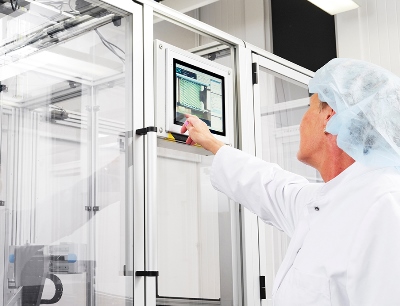 Um den Datenabgleich in der Impfstoffproduktion von AJ Vaccines noch effizienter zu gestalten, hat Omron einen erfolgreichen Proof of Concept zur automatisierten Fläschchenzählung realisiert, Bild: Omron