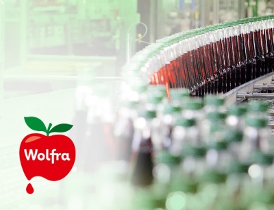 Einen harmonischen Transport fehlerfreier Saftflaschen sichert aktuelles HEUFT-Equipment bei Wolfra, Bild: Wolfra