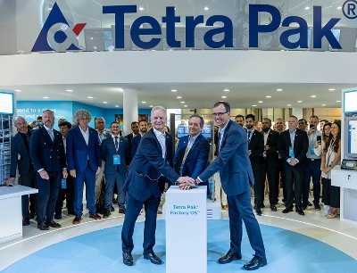 Startschuss für die Smart Factory mit „Factory OS" (v.l.n.r): Charles Brand, EVP Processing Solutions & Equipment, Adolfo Orive, President & CEO und Sean Sims, VP Automation & Solutions, Bild: Tetra Pak