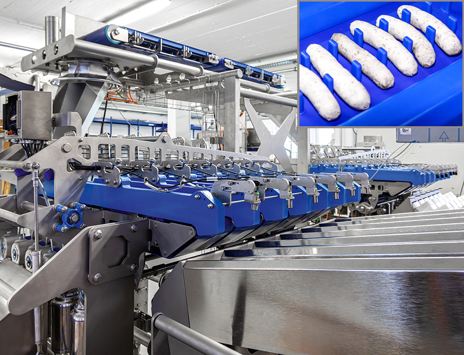 Über ein Querförderband gelangen die im Pulk angedienten Nürnberger Rostbratwürste links und rechts über die beiden Verteilerrutschen auf die erste Bandstation. Füllstandsensoren überwachen die gleichmäßige Belegung. Jede Wurst ist hinsichtlich Länge, Durchmesser und Krümmung ein bisschen anders, was die automatisierte Handhabung zur Herausforderung macht, Bild: SEW-Eurodrive