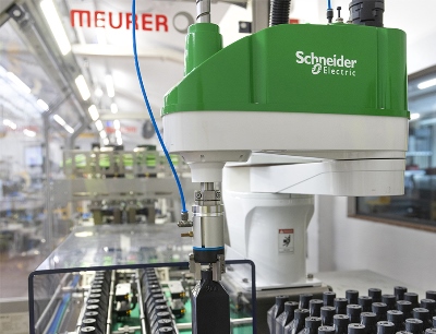 Die Bündelpackmaschine benötigt 20 Prozent weniger Stellfläche, verdoppelt den Output der verpackten Bünde gegenüber bisherigen Modellen und senkt den Energieverbrauch von 14 Kilowatt auf nur noch zwei Kilowatt drastisch, Bild: Schneider Electric