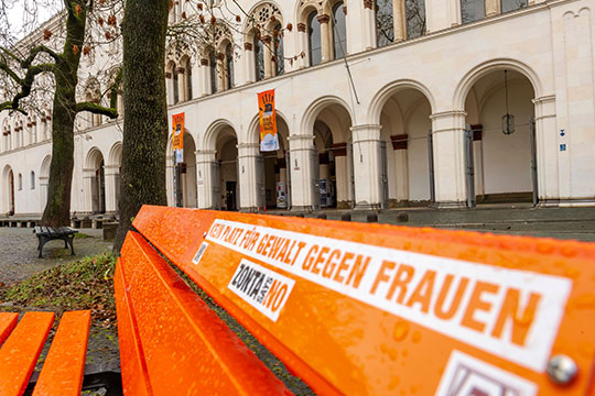 Flaggen am LMU-Hauptgebäude anlässlich der Kampagne  Orange the World 2025