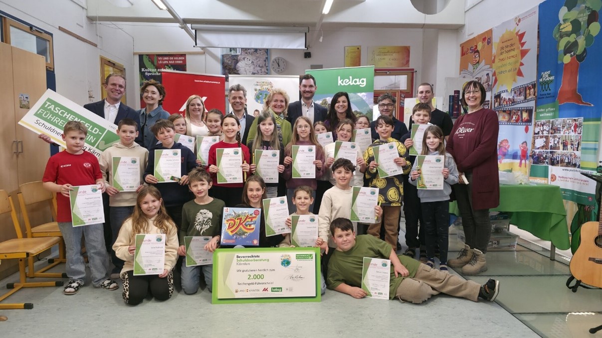 Gruppe mit Volksschulkindern mit Zertifikaten