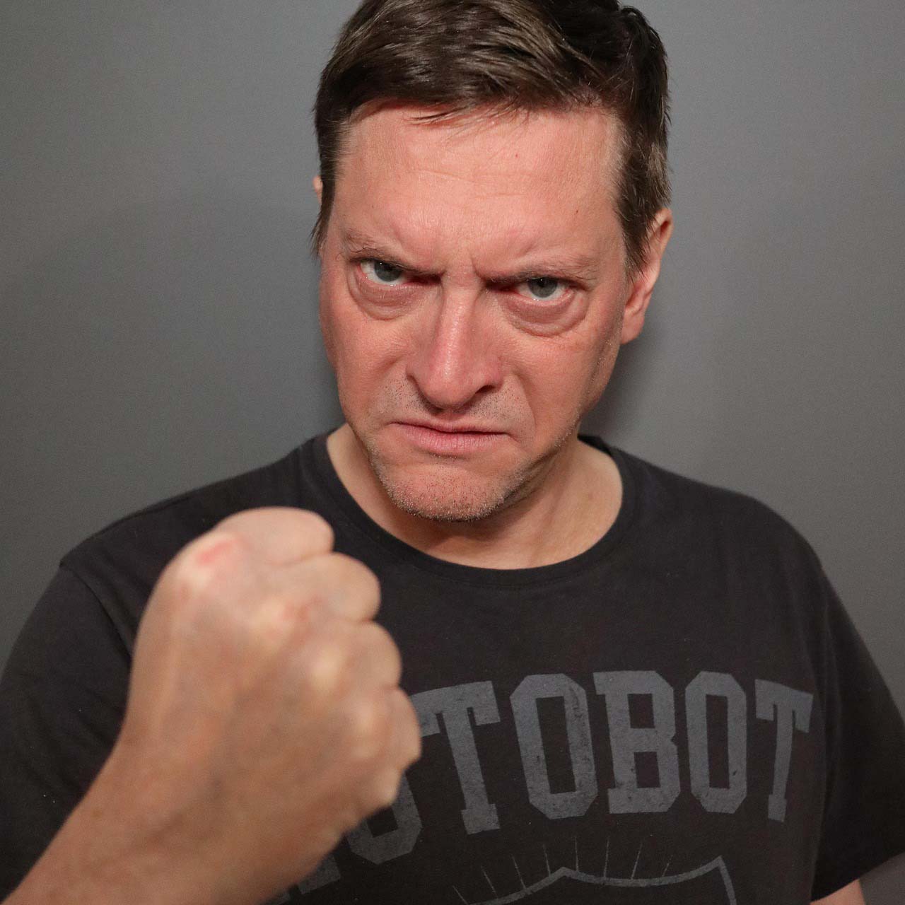 Mann droht mit Faust