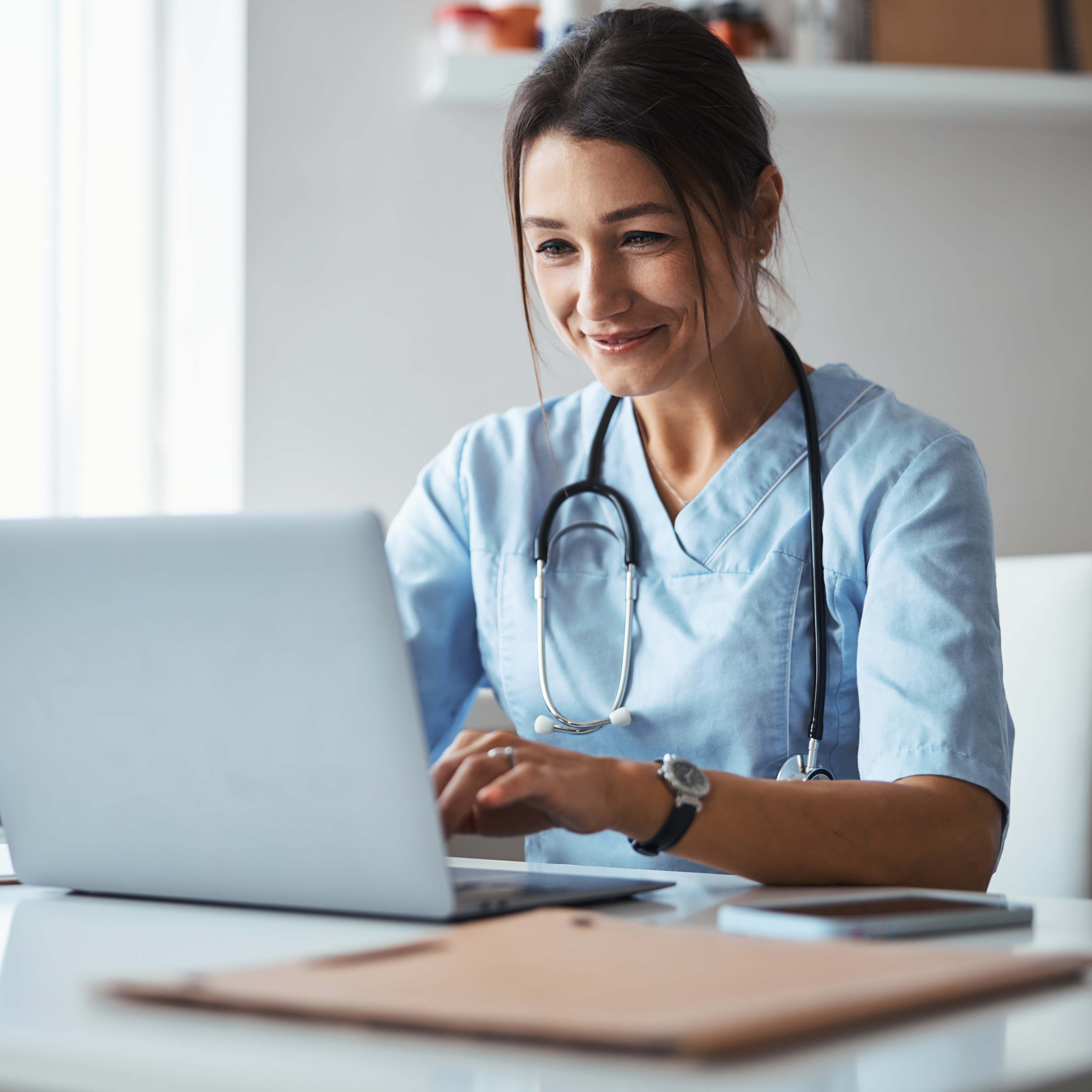 Ärztin vor Laptop