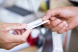 Patient übergibt Gesundheitskarte