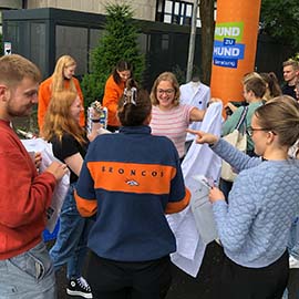 Studierende am AiH-Stand