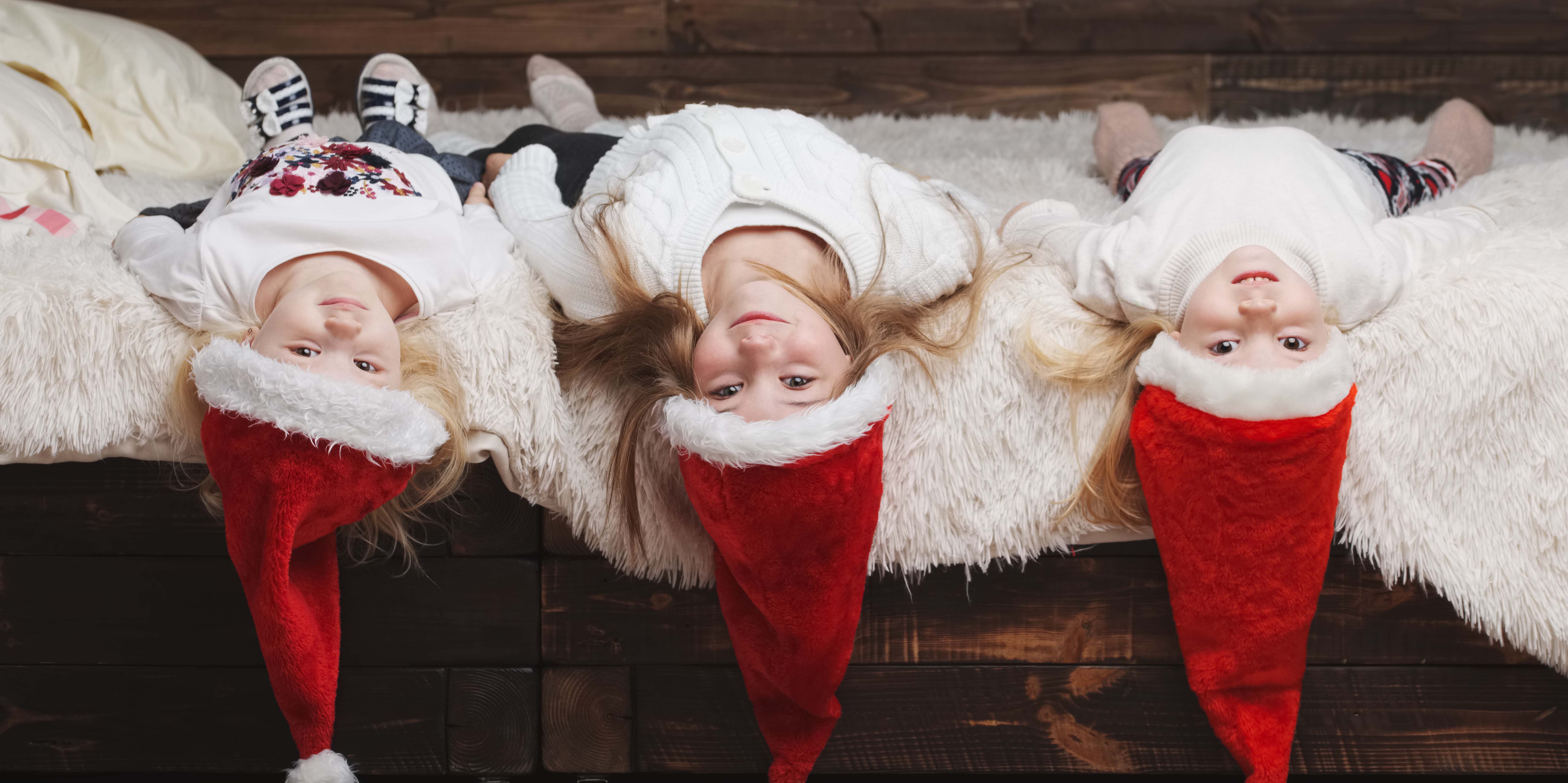 3 Kinder mit Weihnachtsmützen