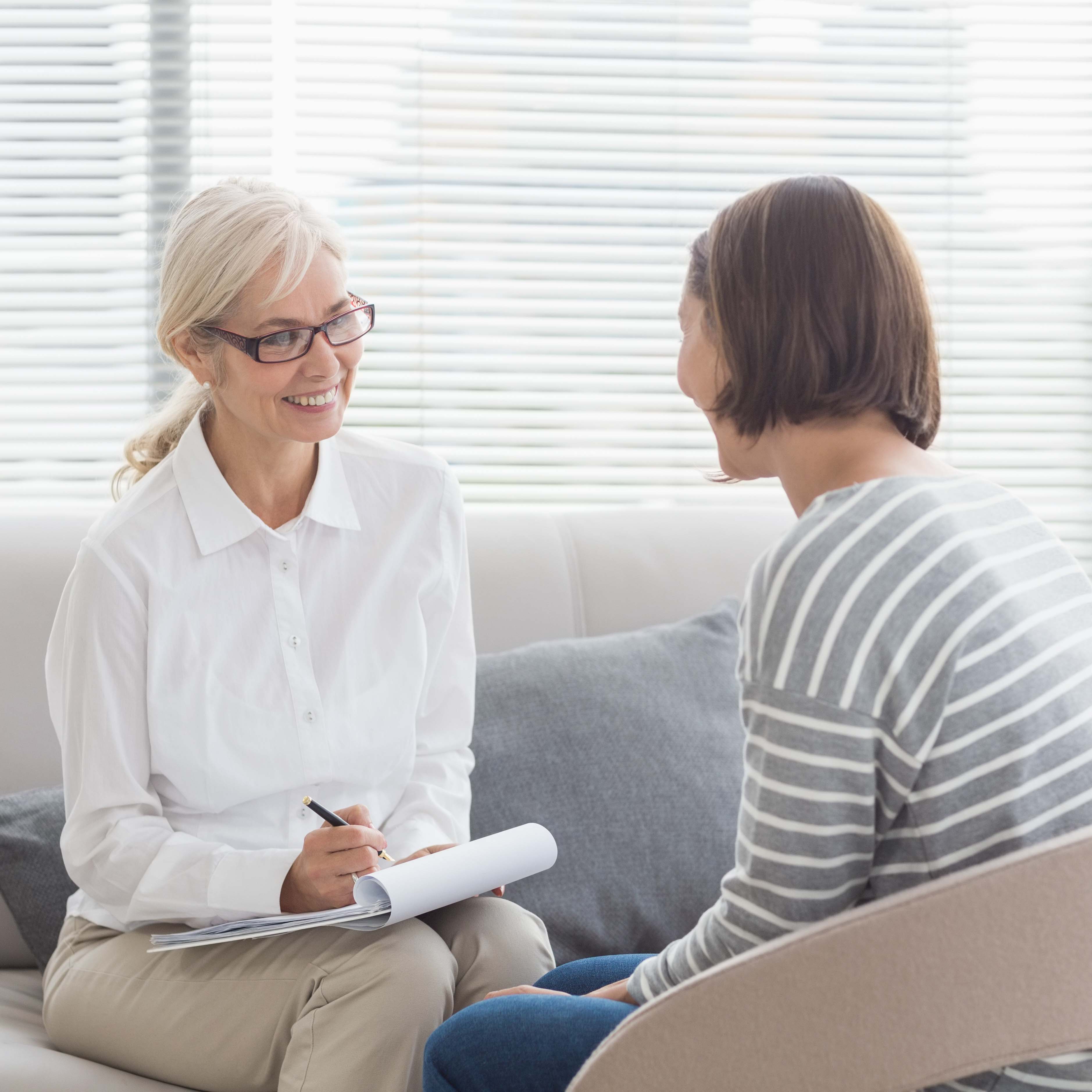 Psychotherapeutin spricht mit Patientin