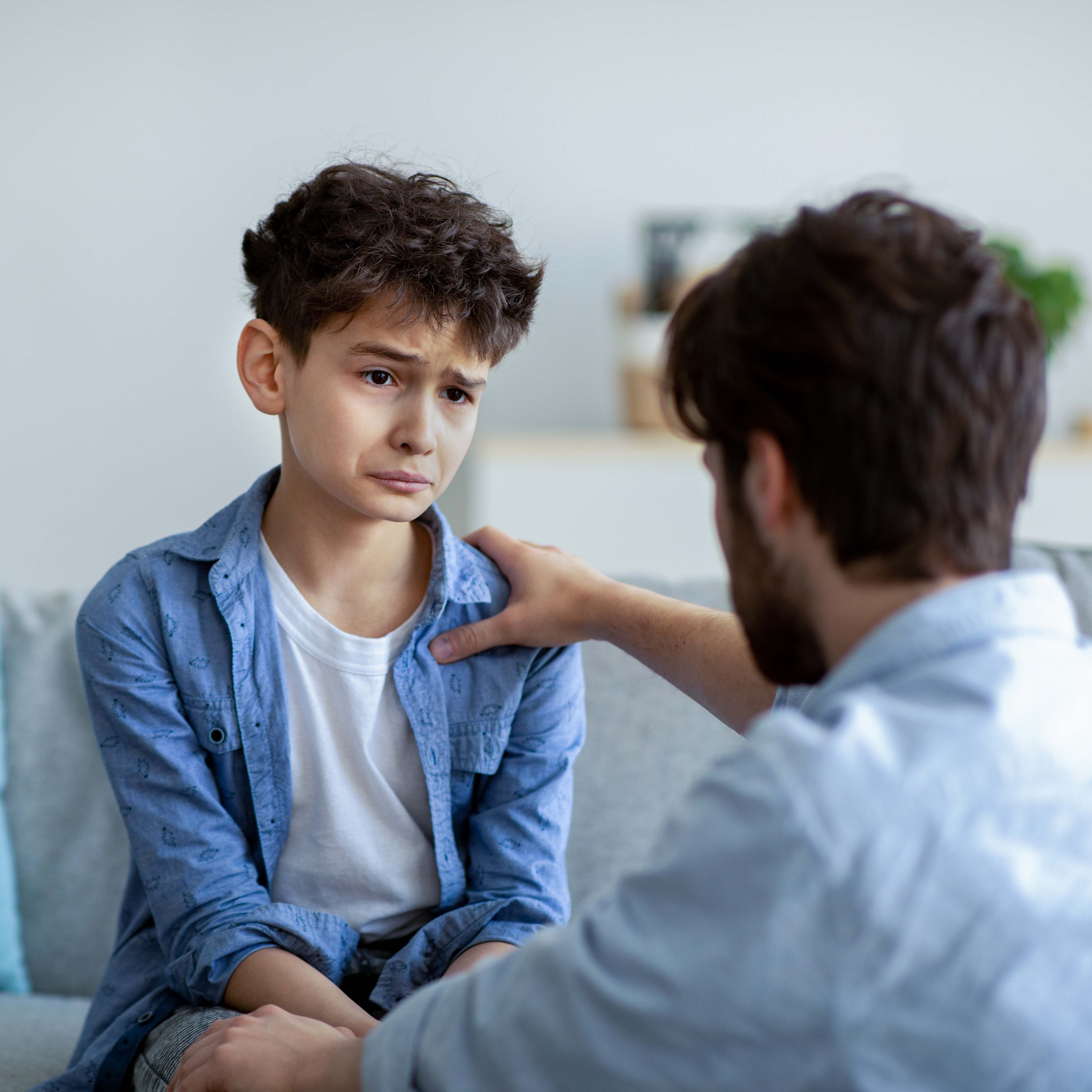 Psychotherapeut spricht mit unglücklichem Jungen