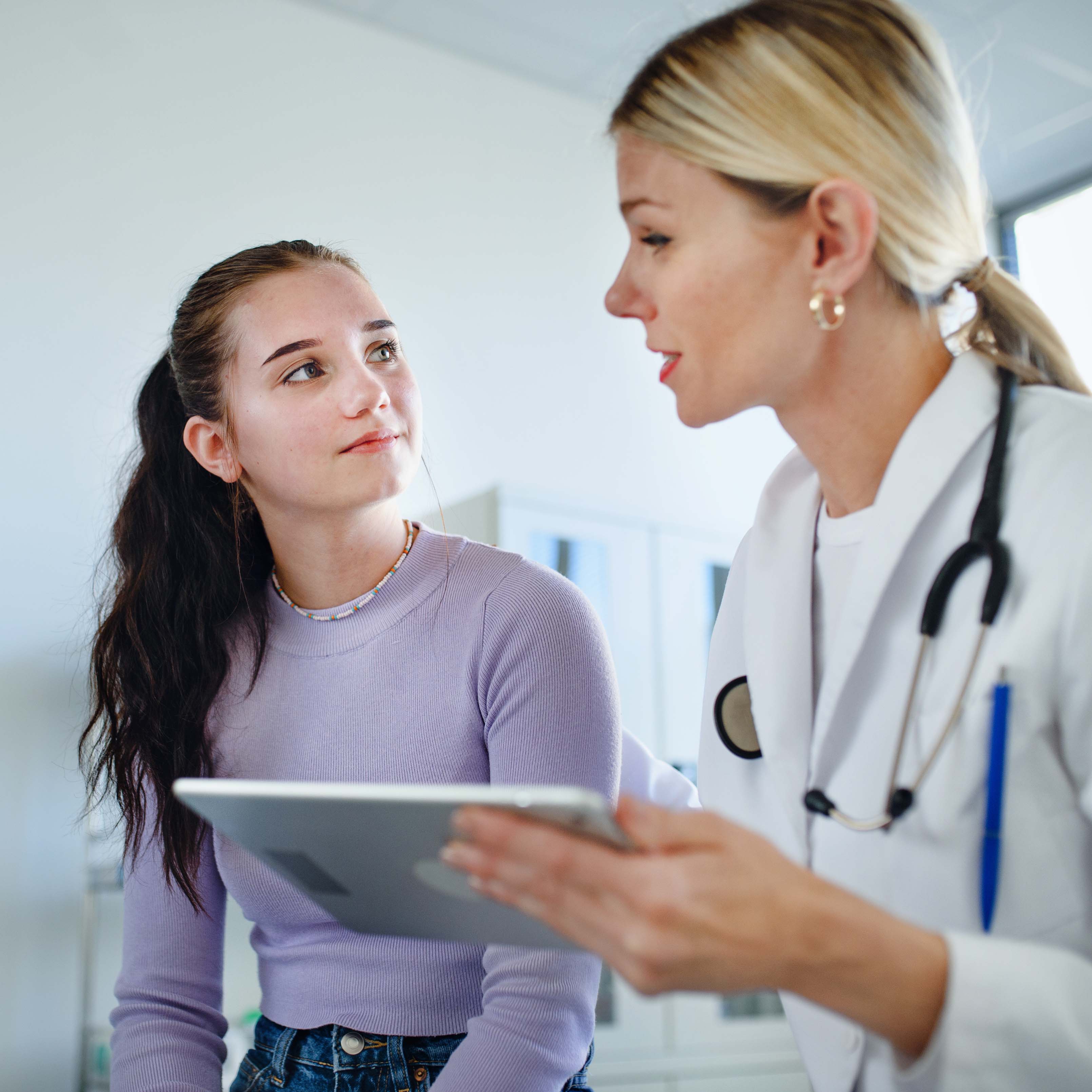 Ärztin mit Patientin