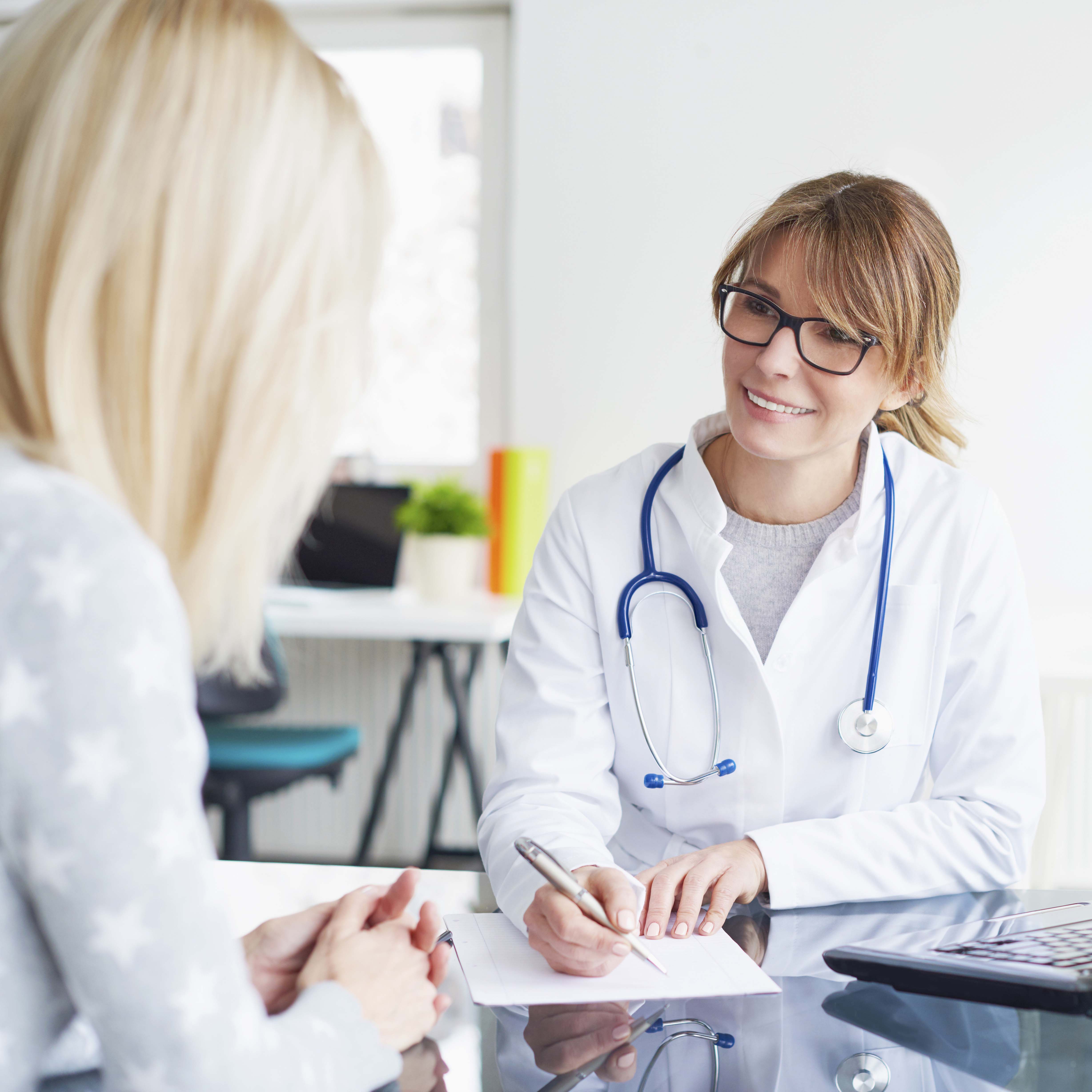 Ärztin schreibt für Patientin etwas auf