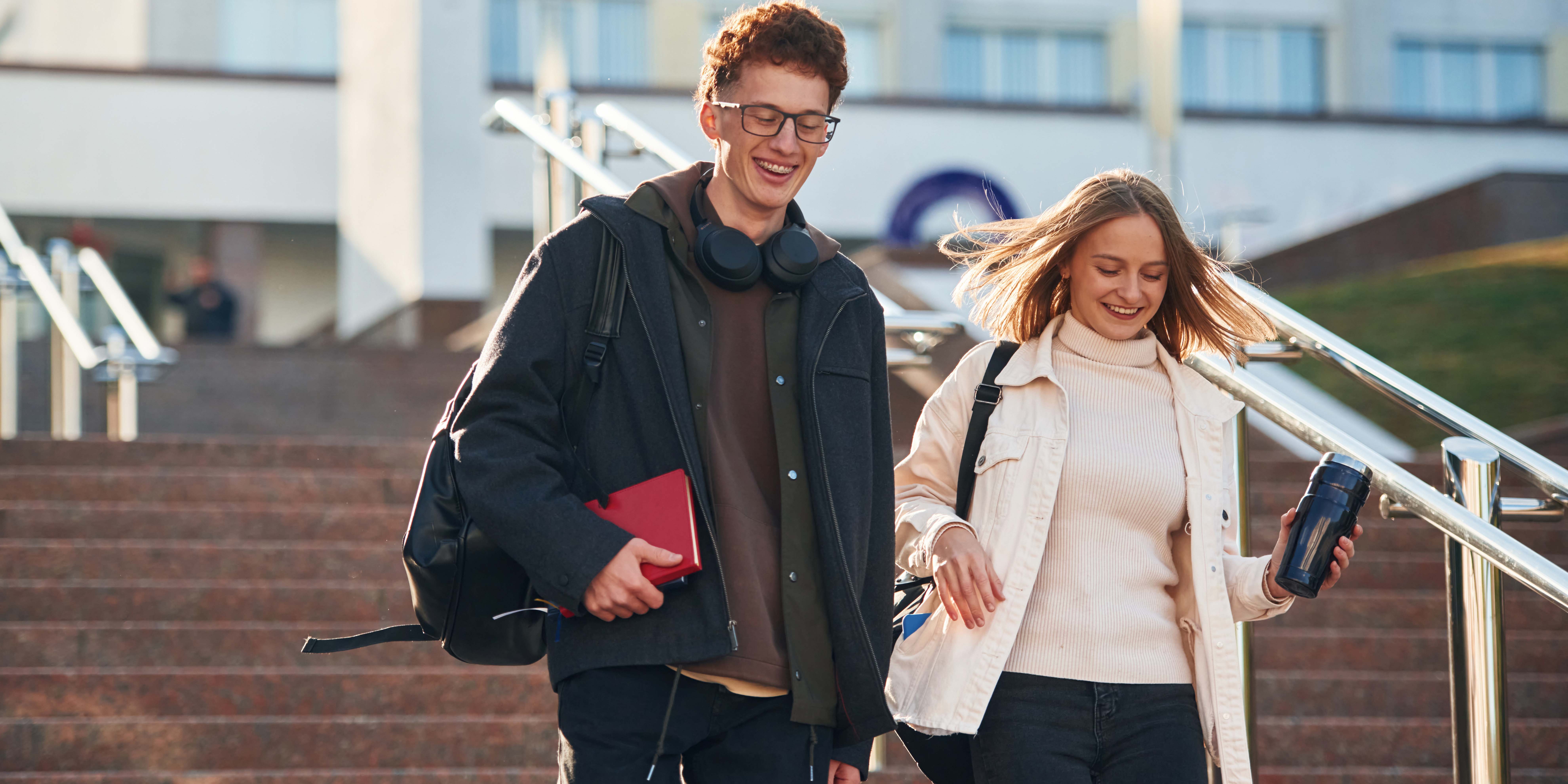 Studierende laufen Treppe hinunter